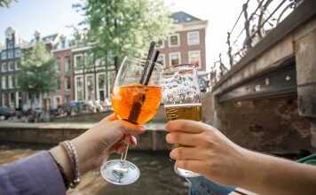 Varen met een Schipper over de Amsterdamse Grachten