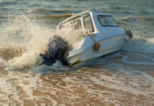 Boot strandt op zandbank