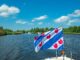 Op het water met Friese vlag op dek