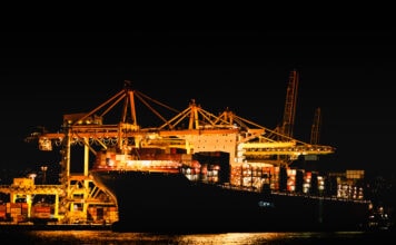 schip bij haven in de nacht