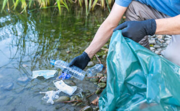 Opruimen afval langs rivier