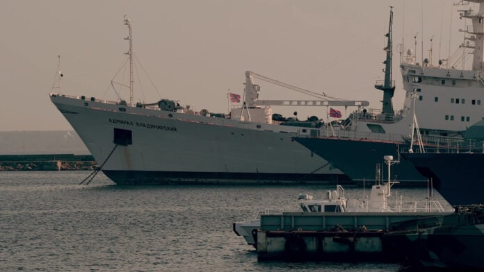 Russisch schip Admiraal Vladimirsky in haven