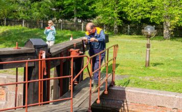 Monteur aan het werk op sluis